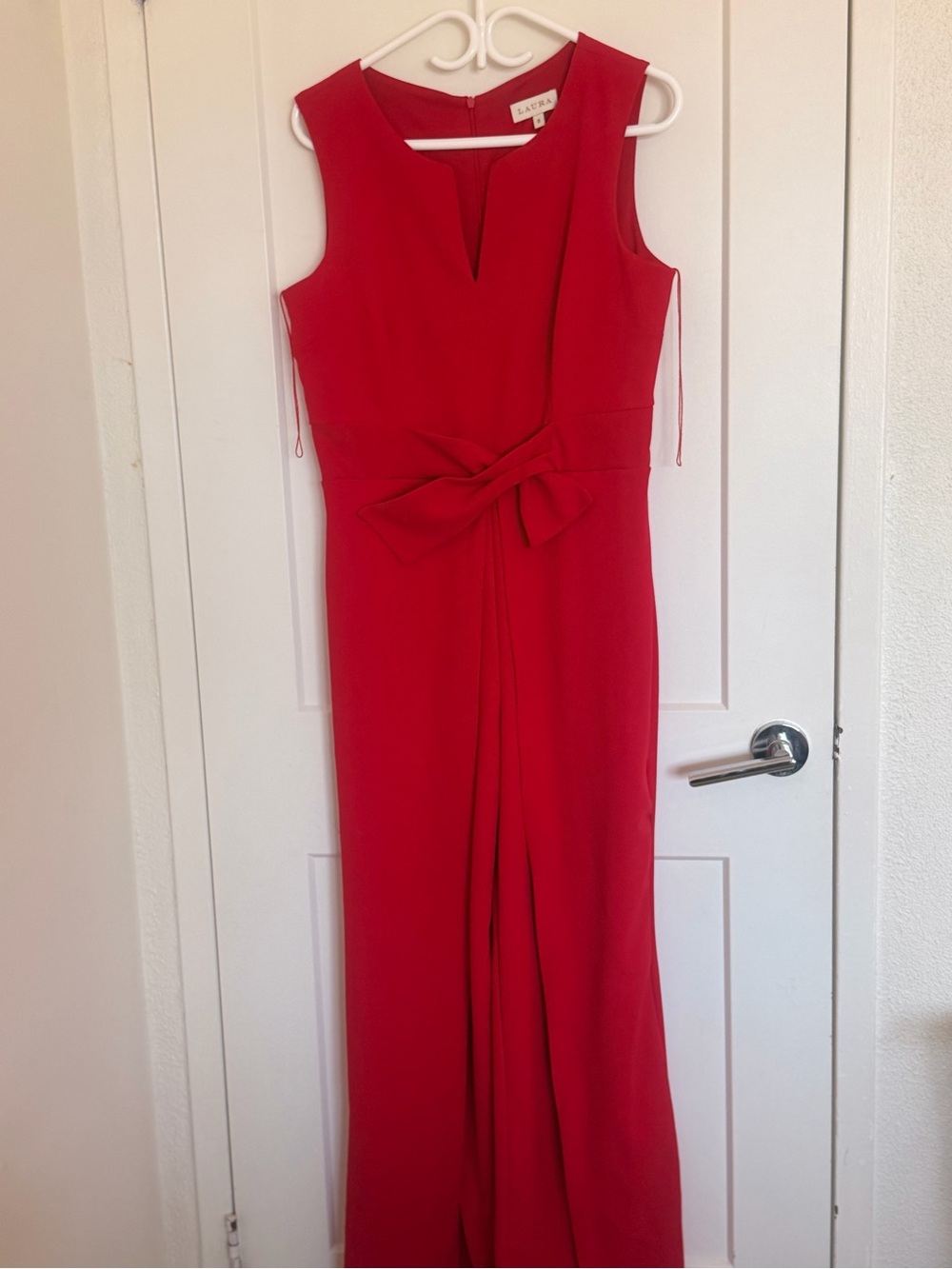 Elegant Red Sleeveless Knot-Front Maxi Dress - Picture 4 of 5